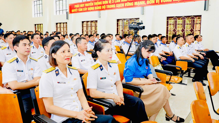 Đông đảo các đại biểu tham dự buổi giới thiệu cuốn sách.