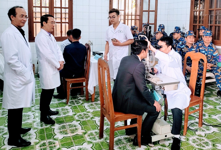 Khám và cấp thuốc cho cán bộ, chiến sĩ, nhân dân huyện đảo Bạch Long Vĩ.