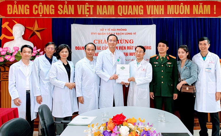 Đoàn công tác Bệnh viện Mắt Hải Phòng trao quà tặng Trung tâm y tế quân dân y huyện đảo Bạch Long Vĩ.