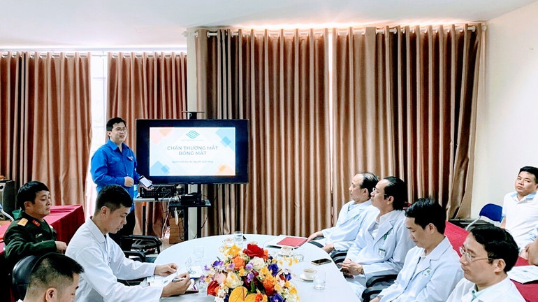 Cán bộ Bệnh viện Mắt Hải Phòng đã tập huấn cho các y, bác sĩ huyện đảo kỹ thuật xử trí các chấn thương về mắt; khám mắt bằng máy sinh hiển vi; cách đo nhãn áp…