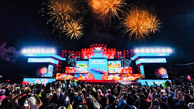 Lễ hội Hoa phượng đỏ Hải Phòng luôn thu hút đông đảo du khách trong và ngoài nước. Lễ hội Hoa phượng đỏ Hải Phòng luôn thu hút đông đảo du khách trong và ngoài nước.