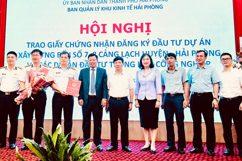 Quang cảnh trao giấy chứng nhận đầu tư cho Tổng Công ty Tân cảng Sài Gòn.