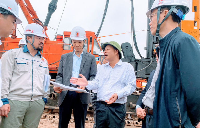 Trưởng Ban Quản lý Khu kinh tế Hải Phòng cùng chủ đầu tư và đơn vị thi công đánh giá về tiến độ thực hiện dự án.