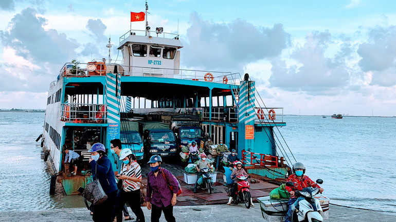 Phà biển ra đảo Cát Bà và ngược lại thường xuyên đông đúc trong mùa hè.