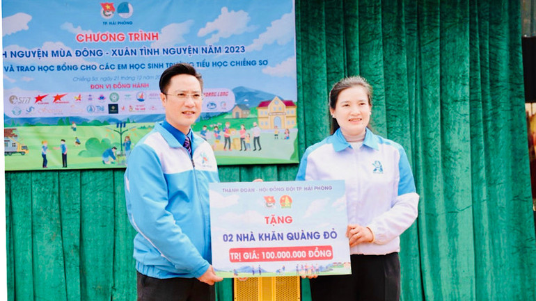 Lãnh đạo Thành đoàn Hải Phòng trao 2 nhà Khăn quàng đỏ tại xã Chiềng Sơ (huyện Điện Biên Đông).