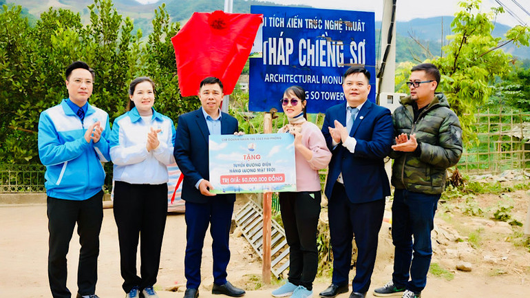 Trao tặng công trình thanh niên tuyến đường thắp sáng bằng đèn năng lượng mặt trời.