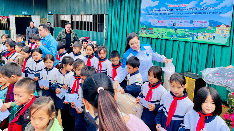 Lãnh đạo Thành Đoàn Hải Phòng trao học bổng tặng học sinh có hoàn cảnh khó khăn của Trường tiểu học Chiềng Sơ.