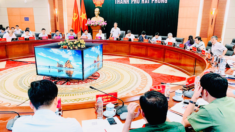 Tại phiên họp thường kỳ tháng 5, Chủ tịch Ủy ban nhân dân thành phố Hải Phòng yêu cầu các cấp, các sở, ngành tập trung tháo gỡ khó khăn, vướng mắc cho doanh nghiệp, các nhà đầu tư.