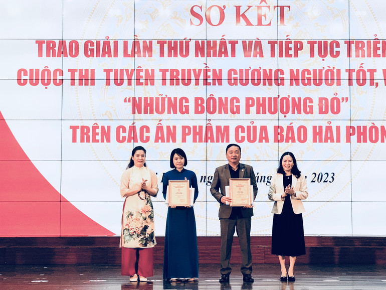 Trao giải nhì tặng các tác giả.