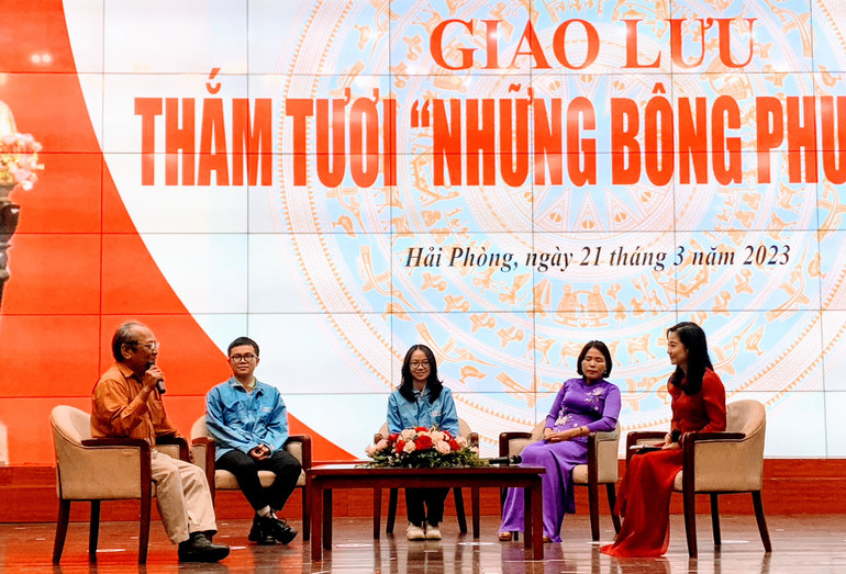 Giao lưu với "Những bông phượng đỏ" - nhân vật trong các tác phẩm báo chí.