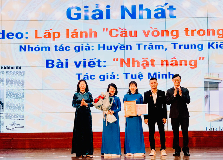 Ban tổ chức trao giải nhất tặng các tác giả.