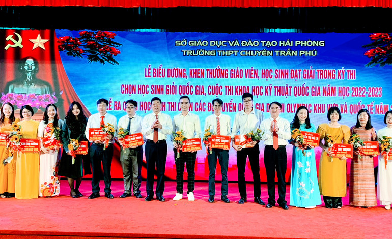 Biểu dương khen thưởng các giáo viên có học sinh đoạt giải trong các kỳ thi.