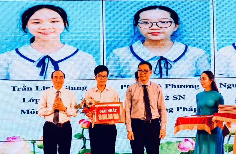 Trao thưởng học sinh đoạt giải cao.