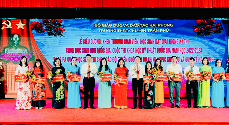 Biểu dương, tặng thưởng các giáo viên có học sinh giỏi đoạt giải.