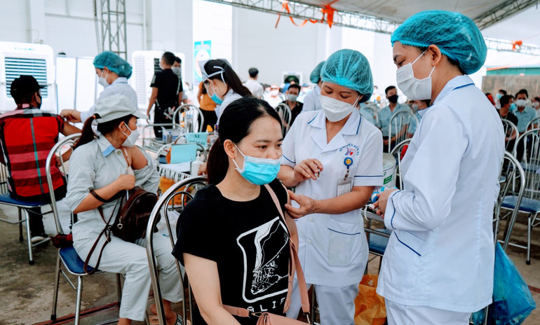 Đeo khẩu trang và tiêm vaccine vẫn là những biện pháp hữu hiệu ngăn ngừa dịch Covid-19 lây lan.