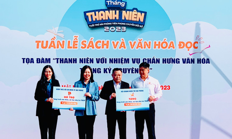 Các nhà tài trợ trao công trình thanh niên tặng Liên đội Thanh niên xung phong Bạch Long Vĩ.