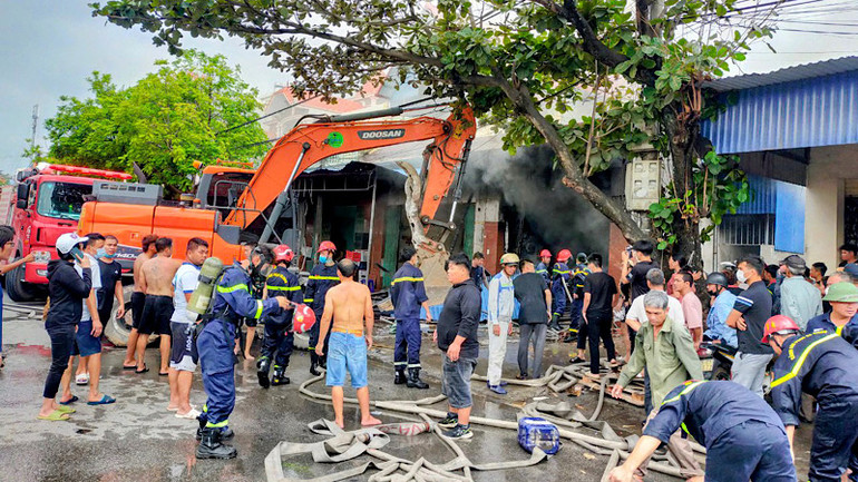 Sau khoảng 2 giờ nỗ lực cứu chữa, đám cháy đã được dập tắt.