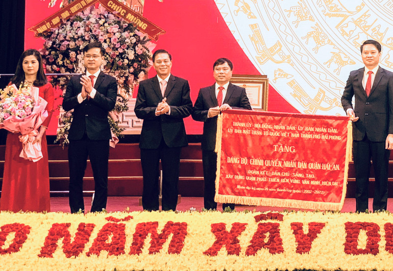 Lãnh đạo thành phố Hải Phòng trao tặng Đảng bộ, chính quyền và nhân dân quận Hải An bức trướng mang dòng chữ “Đoàn kết, Dân chủ, Sáng tạo - Xây dựng quận phát triển bền vững, văn minh, hiện đại”.