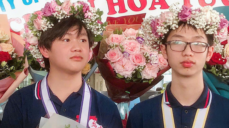 Hai học sinh đoạt giải cao Nguyễn An Thịnh (phải) và Nguyễn Đình Kiên (trái).