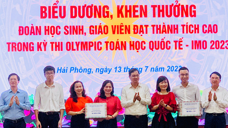 Lãnh đạo thành phố Hải Phòng trao giải thưởng tặng đội ngũ giáo viên Trường phổ thông trung học chuyên Trần Phú.