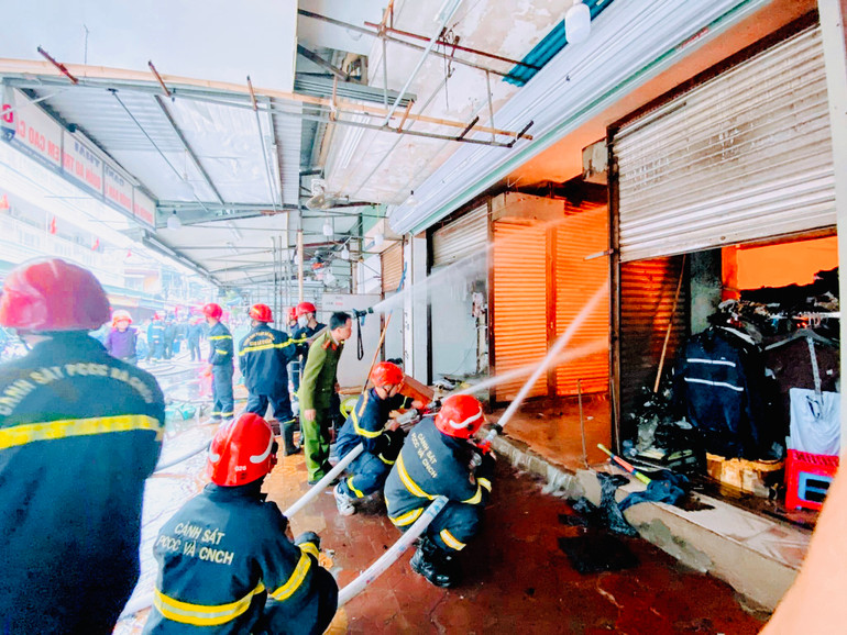 Lực lượng chữa cháy triển khai các biện pháp cứu chữa, ngăn cháy lan. Lực lượng chữa cháy triển khai các biện pháp cứu chữa, ngăn cháy lan.