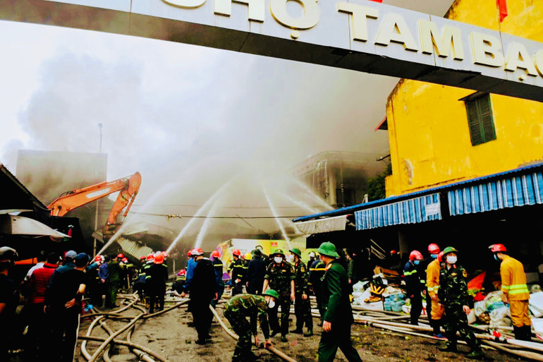 Đám cháy đã nhanh chóng bùng phát, lan nhanh sang các quầy hàng trong chợ. Đám cháy đã nhanh chóng bùng phát, lan nhanh sang các quầy hàng trong chợ.