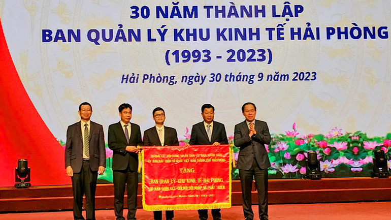 Thành ủy, Hội đồng nhân dân, Ủy ban nhân dân, Ủy ban Mặt trận Tổ quốc Việt Nam thành phố Hải Phòng tặng Ban Quản lý Khu Kinh tế bức trướng mang dòng chữ “30 năm đoàn kết-đổi mới-hội nhập và phát triển”.