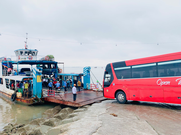 Trong các ngày nghỉ lễ và cuối tuần, lượng du khách và phương tiện ra đảo Cát Bà qua phà Gót khá đông.