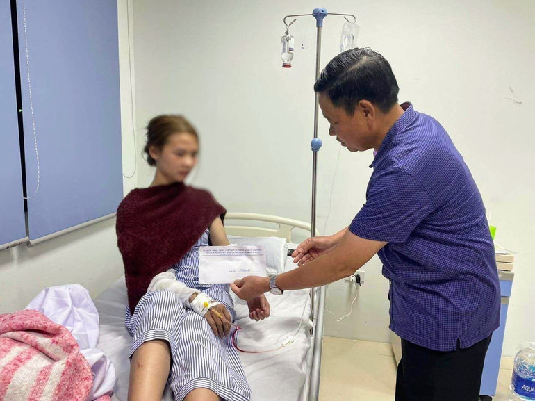 Quận Ngô Quyền động viên và trao hỗ trợ cho người bị thương trong vụ cháy.