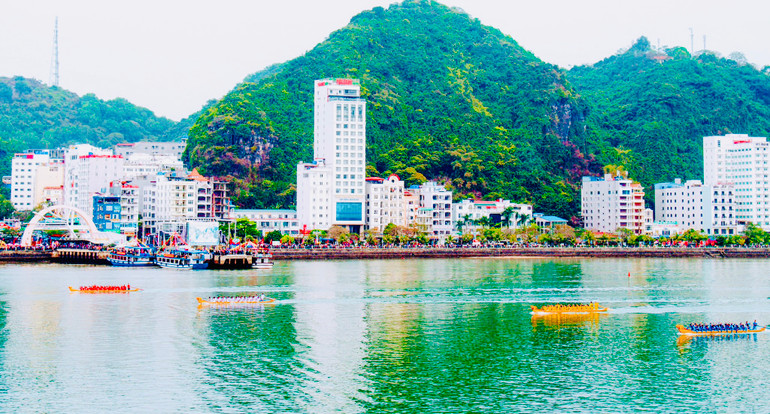 Các đội đua thuyền thi đấu trên vịnh trung tâm Cát Bà. (Ảnh: Cổng TTĐT thành phố Hải Phòng) Các đội đua thuyền thi đấu trên vịnh trung tâm Cát Bà. (Ảnh: Cổng TTĐT thành phố Hải Phòng)