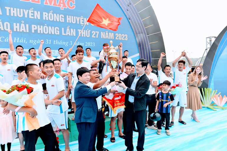 Ban tổ chức trao giải thưởng và Cúp tặng đội Nhất. (Ảnh: Cổng TTĐT thành phố Hải Phòng) Ban tổ chức trao giải thưởng và Cúp tặng đội Nhất. (Ảnh: Cổng TTĐT thành phố Hải Phòng)