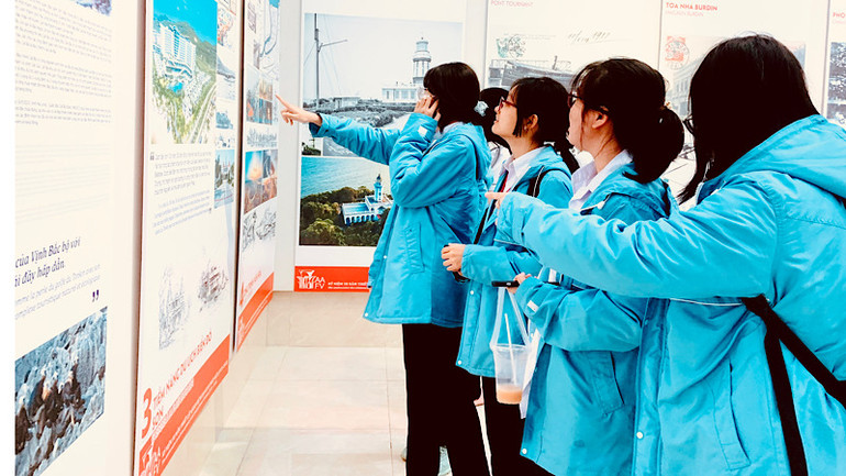 Học sinh Hải Phòng cũng thích thú với triển lãm kiến trúc Pháp.