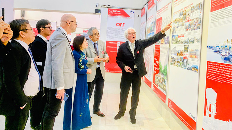 Các chuyên gia, kiến trúc sư người Pháp giới thiệu về các công trình kiến trúc Pháp tại Hải Phòng.