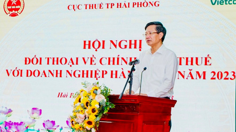 Phó Chủ tịch Thường trực Ủy ban nhân dân thành phố Hải Phòng Lê Anh Quân đối thoại với doanh nghiệp về chính sách thuế. Phó Chủ tịch Thường trực Ủy ban nhân dân thành phố Hải Phòng Lê Anh Quân đối thoại với doanh nghiệp về chính sách thuế.