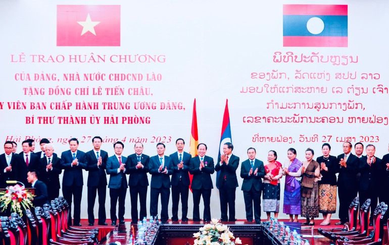 Các đại biểu tham dự cuộc làm việc.