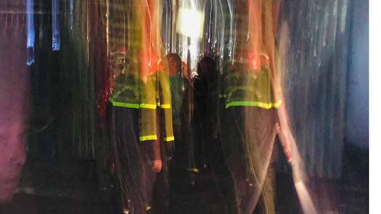 Lực lượng cứu chữa ngôi nhà cháy.