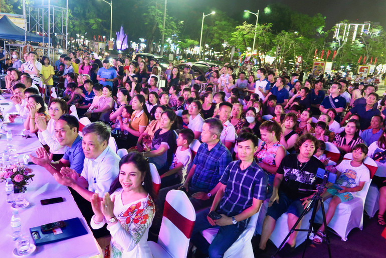 Hội diễn thu hút đông đảo du khách và người dân tham dự, cổ vũ nhiệt tình.