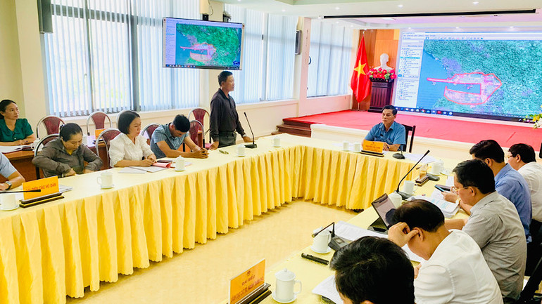 Lãnh đạo thành phố Hải Phòng và các ngành lắng nghe ý kiến của các hộ dân có liên quan.