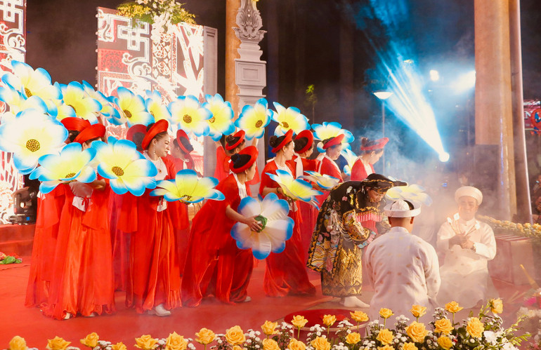 Trình diễn Thực hành tín ngưỡng thờ Mẫu Tam Phủ.