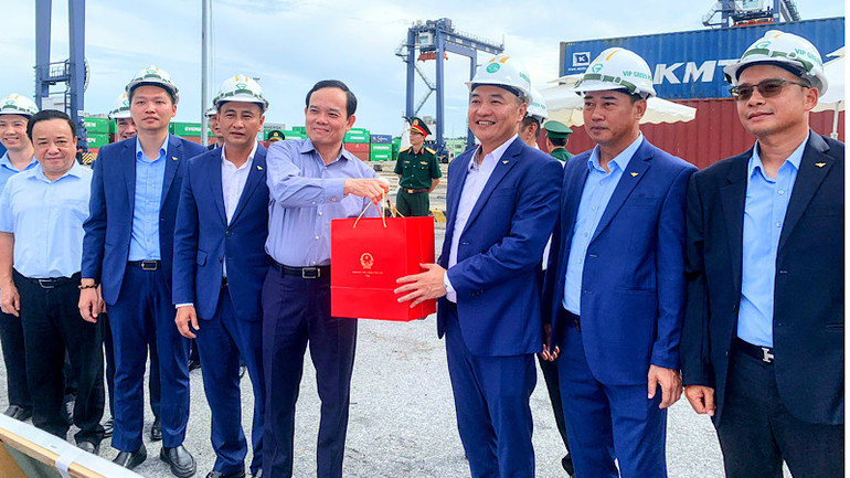 Phó Thủ tướng tặng quà cán bộ, công nhân cảng Nam Hải Đình Vũ.