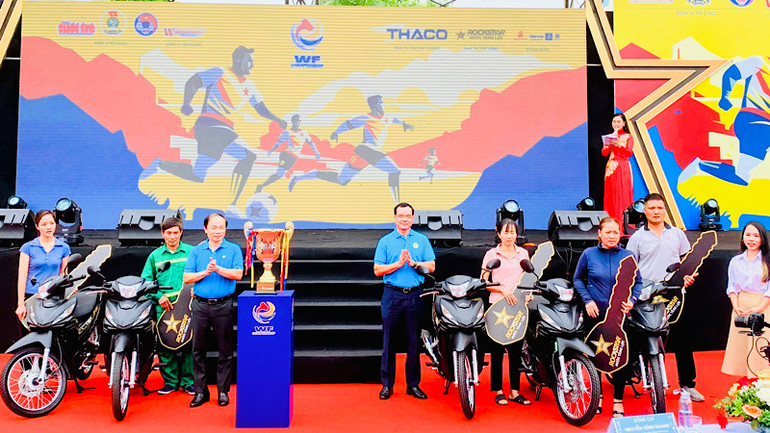 Trao xe máy tặng công nhân lao động có hoàn cảnh khó khăn, đạt thành tích xuất sắc trong lao động sản xuất.