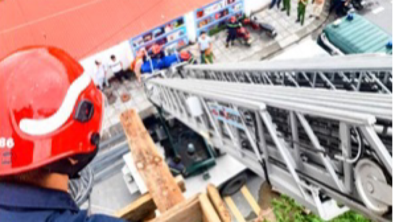 Lực lượng cảnh sát Phòng cháy, chữa cháy, cứu nạn, cứu hộ dùng xe thang để đưa nạn nhân từ mái tầng 3 xuống.