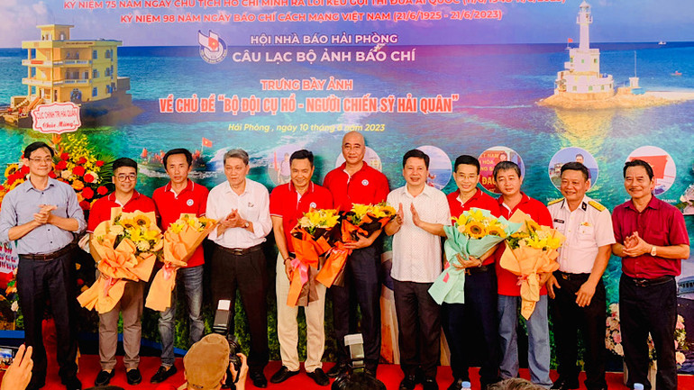 Ban tổ chức chúc mừng các nghệ sĩ có ảnh trưng bày.