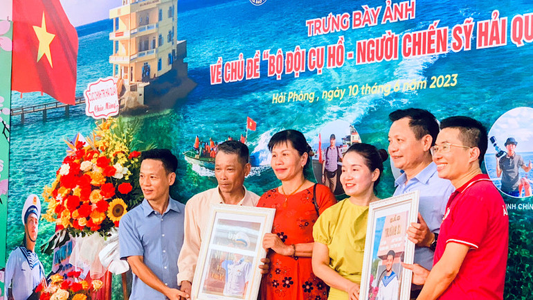Các nghệ sĩ nhiếp ảnh trao ảnh chụp các chiến sĩ hải quân trên đảo Trường Sa tặng thân nhân các gia đình chiến sĩ.