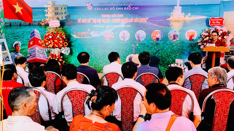 Quang cảnh khai mạc trưng bày ảnh "Bộ đội Cụ Hồ- Người chiến sĩ hải quân".