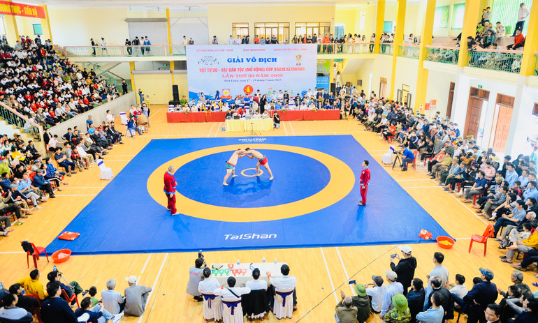 Quang cảnh Giải vô địch vật tự do-vật dân tộc Cúp Báo Hải Phòng.