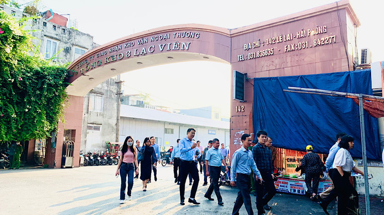 Cổng chính của Tổng kho 3 Lạc Viên.