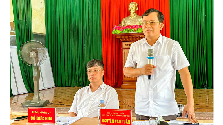 Lãnh đạo huyện Kiến Thụy chủ trì đối thoại với nhân dân xã Đông Phương.