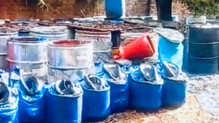 Trong khu vực cháy có chứa nhiều thùng lớn đựng hóa chất dễ cháy.