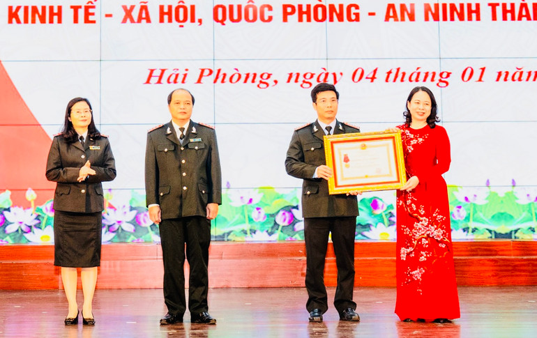 Phó Chủ tịch nước Võ Thị Ánh Xuân trao Huân chương Lao động hạng Ba tặng cán bộ, nhân viên Thanh tra thành phố Hải Phòng.